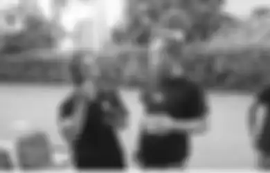 Datangi Rumah Sule, Pria Berbaju Hitam Tiba-tiba Menangis Sesegukan, Sang Komedian: Sok Minum Dulu, Udah Makan Belum?
