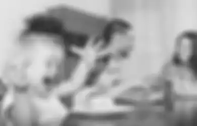 Pantas Saja Anak Belum Mau Makan Sendiri di Meja Makan, Pasti Belum Coba Trik Ini