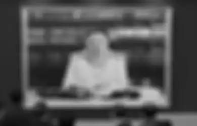 Pertama Kalinya dalam Sejarah, Kim Jong Un Tiba-tiba Berpidato Pakai Seragam Militer Lengkap dengan Segala Pangkatnya, Senapan Serbu Nampak di Meja, Akan Berperang?