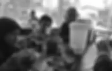 Disangka Warung Makan, Ternyata Satu Keluarga Santap Hidangan di Rumah Orang yang Gelar Hajatan, Akhirnya Malah Jadi Begini