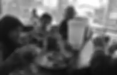 Lihat Antrean Panjang Hingga Main Pesan Makanan, Keluarga Ini Kepalang Malu Karena Makan di Rumah Orang