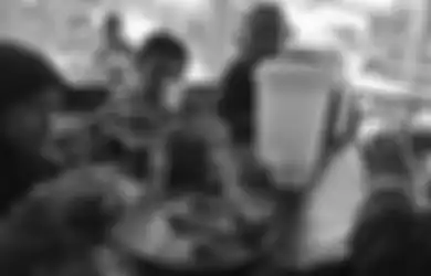 Terlanjur Lahap dan Dapat Pelayanan Istimewa, Keluarga Ini Baru Sadar Mereka Makan di Rumah Orang yang Disangka Warung Jajanan, Bapaknya Malu Bukan Kepalang Anaknya Minta Tambah Lauk