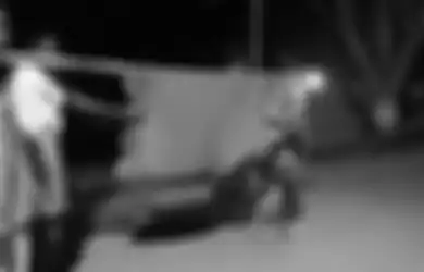 Puskesmas Tolak Halus Antar Pakai Ambulans, Jenazah Wanita Terpaksa Ditandu ke Rumah Duka, Warga Jatuh Bangun Karena Jalan Licin Diguyur Hujan
