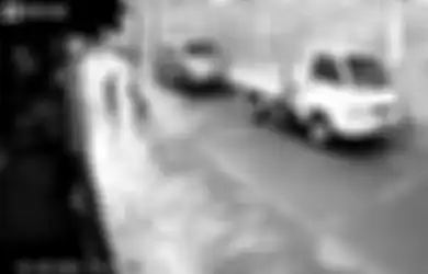 Asik Bermain Genangan Air di Pinggir Jalan, Bocah Ini Terlindas Mobil hingga Alami Luka Parah, Orang Tua Korban: Harus Operasi karena Pembekuan Darah