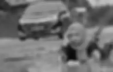 Berpose Bak Model Profesional di Jalan Rusak Penuh Kubangan, Pasangan Suami Istri Ini Sindir Pemerintah: Pernah Jadi Korban Jatuh di Daerah Itu