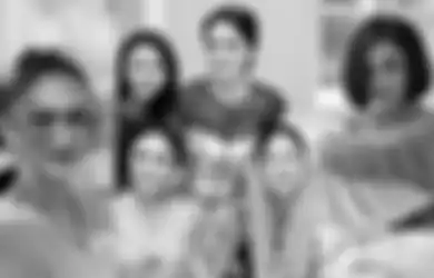 Pantas Kedua Putrinya Jadi Diva Super Menawan, Ibunda Krisdayanti dan Yuni Shara Ternyata Punya Paras Cantik Luar Biasa Meski di Usia yang Tak Lagi Muda, Ritual Super Sederhana Ini Jadi Resepnya Tampil Mempesona