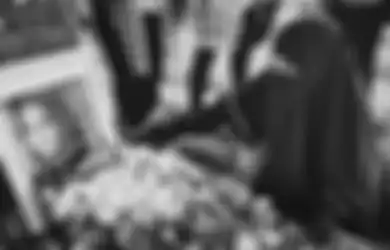 Pernah Dibantu Rina Gunawan Saat Alami Musibah Kebakaran Hingga Tak Mampu Bikin Hajatan, Tangis Ummi Pipik Pecah di Pusara Istri Teddy Syah: Teteh Punya Utang Sama Uje...
