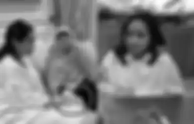 Awalnya Mlipir Puji Mulus dan Beningnya Kulit Tangan Nagita Slavina, Ibunda Fadil Jaidi Langsung Incar Cincin yang Melingkar di Jari Istri Raffi Ahmad, Pak Muh: Jangan yang Itu Dong!