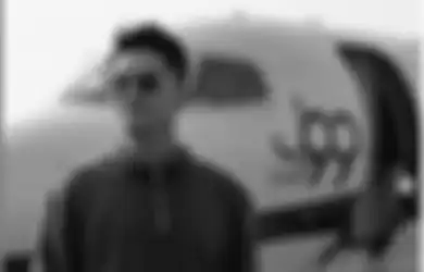 Unggah Foto di Depan Jet Pribadi, Boy William Sindir Telak Artis yang Doyan Pamer Kemewahan: Soalnya Ga Punya