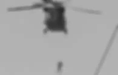 Terbang Diatas Kota Kandahar, Heboh Potret Helikopter Black Hawk yang Dioperasikan Taliban Sambil Gantung Seseorang, Berikut Faktanya