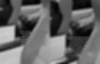 Bikin Terharu, Viral Video Seorang Ibu Rela Tidur di Lantai Kereta Agar Anaknya yang Masih Kecil Bisa Tidur dengan Nyaman