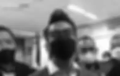 Dengan Tangan Terborgol, Adam Deni Bikin Geger Bawa Kertas Berisi Sindiran Singgung Protokol DPR Amerika ke Pengadilan, Ini Isi Tulisannya