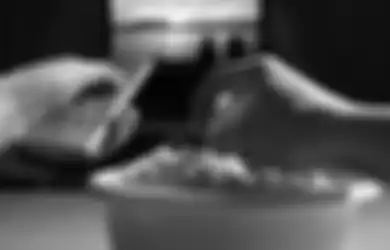Makan Sambil Nonton Rupanya Tidak Baik untuk Kesehatan, Ini Alasannya!