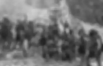Jenderal KKB Papua yang Diburu TNI Menampakkan Diri, Lekagak Telenggen Berkumpul di Puncak Gunung Pamer Pasukan Bersenjata, Bendera Bintang Kejora Dikibarkan