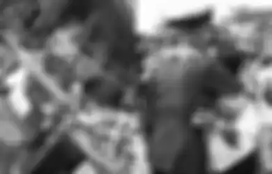 Pangdam XVI/Pattimura Sampai Berkaca-kaca, Intip Momen Mengharukan Ibu Hens Songjanan Dipeluk Putranya Usai Dilantik Jadi Anggota TNI: Kami Sempat Kehilangan Harapan