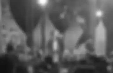Matanya Tampak Khawatir hingga Beri Isyarat ke Pengiring Musiknya untuk Berhenti, Perlakuan Rizky Febian ke Penonton Pingsan Ini Banjir Pujian: Sepeduli Itu sama Fansnya