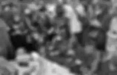'Izinkan Kami Memelukmu nanti', Terungkap Foto Formasi Lengkap Keluarga Sebelum Eril Dimakamkan, Orang Tua Duduk Bersimpuh Mencium Peti Jenazah