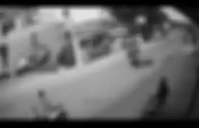 Viral Video Pria Diduga Jambret Pengendara Motor, Korban Terkulai, HP Dirampas di Tengah Jalan