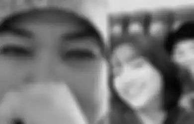 Marah Besar Sang Mama Dihujat Warganet hingga Menangis Saat Live TikTok, Fuji Jadi Garda Terdepan Sampai Berani Ancam Haters: Karma Lu Lebih Gede!