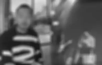 Pamungkas Bikin Netizen Jijik Gara-gara Aksi Gesekkan HP ke Bagian Vitalnya Saat Manggung, Sang Penyanyi Singgung Soal Fan Service: Lo Harus Berurusan Sama Gue!