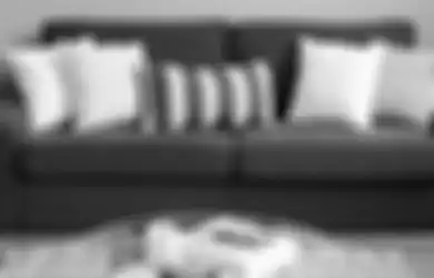 Hias Sofa Abu-Abu Gelap di Rumah Anda dengan Ide Dekorasi Berikut!