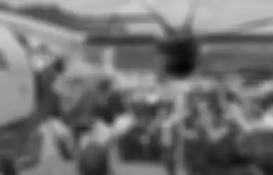 Berbekal Senjata Tajam dan Anak Panah, Massa Pendukung Lukas Enembe Bentrok dengan Aparat di Bandara Sentani, Kapolri: Dikerahkan 1000 Personel