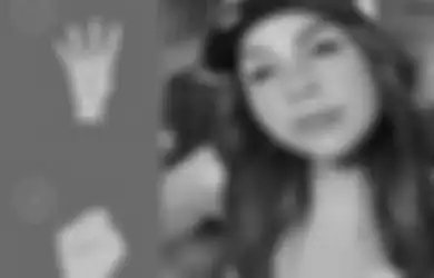 Gelagatnya Mencurigakan, Melaney Ricardo Bikin Netizen Khawatir Gara-gara Tunjukkan Gestur Minta Tolong Begini