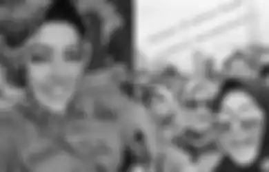 Tas Mewah dan Kacamata Bermerek Menempel di Tubuhnya, Wiwin Komalasari Kades di Bogor Teriak-teriak Minta Jabatan Diperpanjang 9 Tahun, Terungkap Hasil Kekayaannya Selama Ini