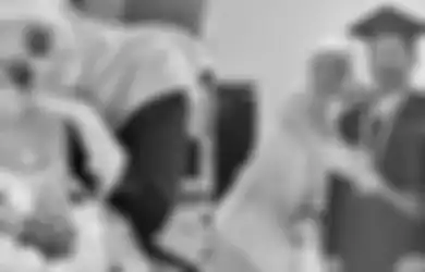 Nabila Ishma Hadiri Wisuda Mendiang Eril, Sang Selebgram Peluk Foto Putra Ridwan Kamil Sembari Tulis Pesan Menyentuh