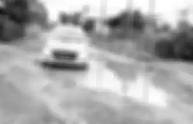Pakaian Kena Cipratan Air Becek di Jalan, Apakah Masih Sah Dipakai untuk Salat? Ini Jawaban Tegas Ustaz Abdul Somad