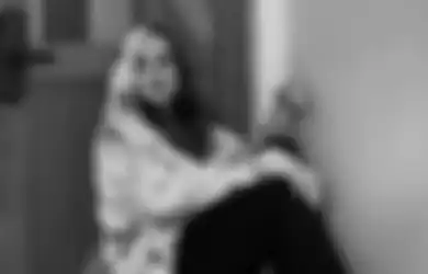 Potret Putri Anne yang Lepas Hijab, Tampil dengan Long Dress Tanpa Penutup Rambut Sama Sekali