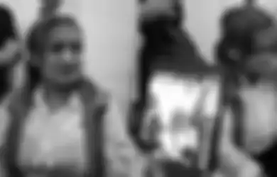 Lina Mukherjee Nangis Kangen Ibu, Sang Selebgram Nelangsa Sempat Tak Didampingi Pengacara di Sidang Perdana, Ini Alasannya
