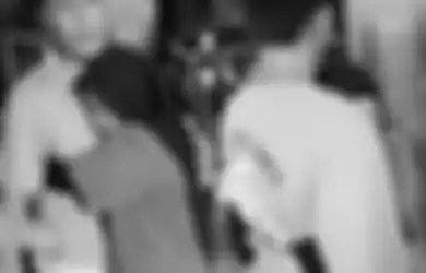 Viral Ibu Manangis Haru Peluk Pemuda yang Mirip Almarhum Anaknya, Minta Agar Tak Pergi, Warganet: yang Sabar Bu