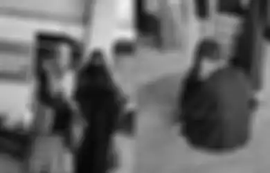 Heboh Pria Bercadar Menyusup ke Barisan Jamaah Wanita, Ini Sosoknya yang Ternyata Guru Agama SD, Penyamarannya Terbongkar Gegara Salaman