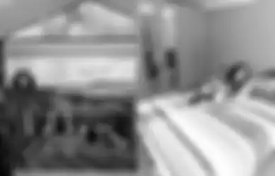 Nyeleneh Banget, Pria ini Jual Rumah Mewah dengan Berdandan Ala Burung Kakatua! 