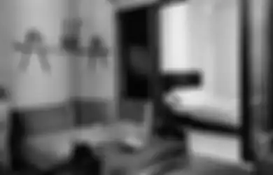 Teras Depan Kamar Tidur Tamu Bergaya Modern-Tropis