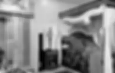 Wow, Kamar ini Memakai Lift untuk Ke Ruang Pakaiannya