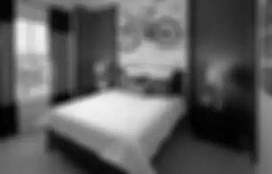 Kombinasi Elegan Merah-Hitam-Putih di Kamar Tidur