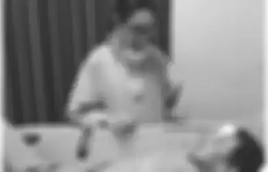 Kisah Andien Bantu Rosida, Ibu Penderita Kanker Payudara yang Hidup Seorang Diri di Gerobak