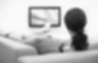 Menonton TV Ternyata Bisa Jadi Salah Satu Penyebab Kanker Usus, Ini Alasannya!