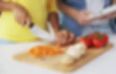 Tak Perlu Susah Payah, Ini Cara Bersihkan Talenan dengan Bumbu Dapur
