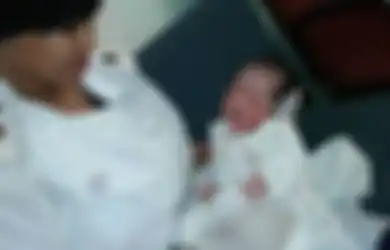 Kisah Ajaib dari Bayi yang Dibuang di Selokan Air Penuh Semut Merah