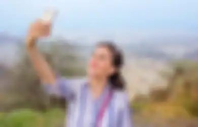 Trik Abadikan Foto Travelling Lewat Hape, Jangan Pakai Tongsis!