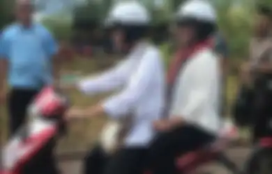 Di Bawah Guyuran Hujan, Jokowi dan Iriana Jelajah Agats dengan Sepeda Motor