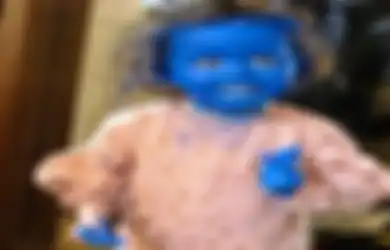 Lucu! Baru Ditinggal Bermain Sendiri Selama Lima Menit, Balita Ini Langsung Menjadi Smurf