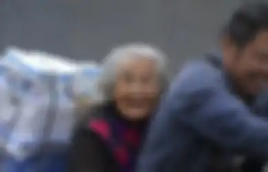 Mengharukan, Ibunya Derita Alzheimer, Tukang Kurir Ini Bawa Serta Ibunya Sambil Bekerja