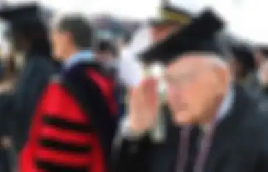 Salut! Veteran Perang Dunia II yang Berusia 96 Tahun Ini Akhirnya Dapat Gelar Sarjana Setelah 7 Dekade Tertunda