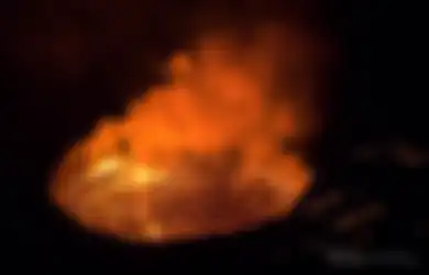 Fotografer Pemberani Abadikan Danau Lava Gunung Berapi Aktif yang Penuh Risiko