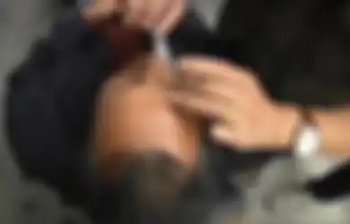 Tradisi Potong Mata Oleh Tukang Cukur di Cina Menggunakan Silet
