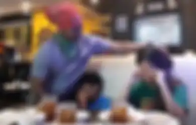 Dua Anak Ini Menangis Saat Lihat Pelayan Restoran Itu Ternyata Ayahnya yang 'Hilang' Selama Tiga Tahun